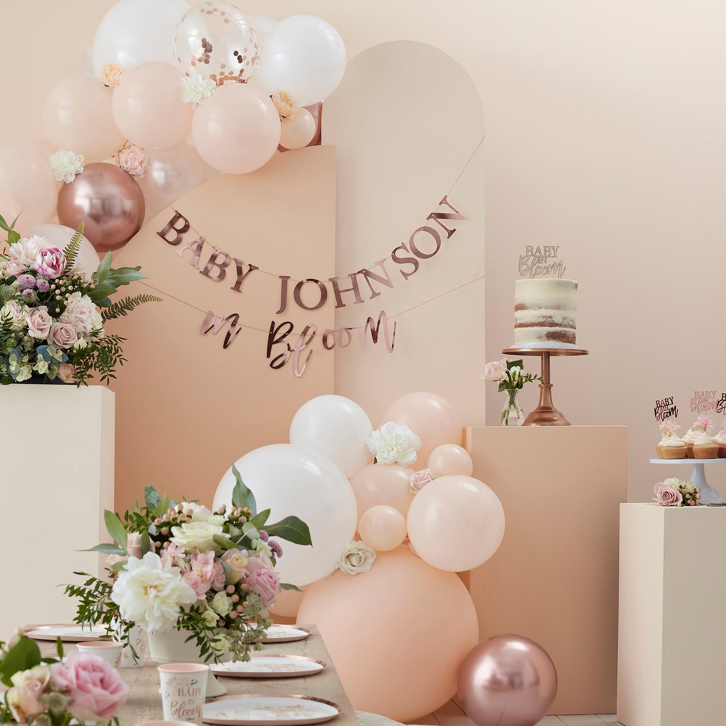 Baby in bloom fest med rosaguld dekorationer, tilbehør og opdækning